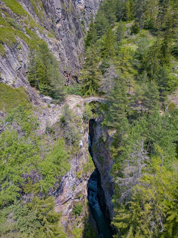 Esplora il Ponte della Betenda: un'affascinante avventura tra le maestose Alpi