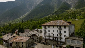 L'Hôtel Pétey (Otemma) di Oyace: una Storia di Ambizione e Rinascita