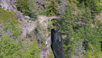 Esplora il Ponte della Betenda: Un'affascinante avventura tra le maestose Alpi