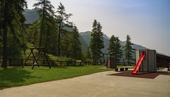 Il parco giochi nei pressi della Tornalla La maestosità della Tornalla: un tesoro architettonico nella Valpelline