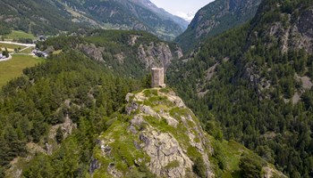 La Tornalla, vista aerea da sud La maestosità della Tornalla: un tesoro architettonico nella Valpelline