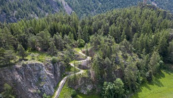 Il sentiero che porta alla Tornalla La maestosità della Tornalla: un tesoro architettonico nella Valpelline