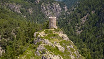La Tornalla vista da sud, foto aerea La maestosità della Tornalla: un tesoro architettonico nella Valpelline