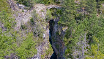 Esplora il Ponte della Betenda: un'affascinante avventura tra le maestose Alpi