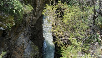 Esplora il Ponte della Betenda: un'affascinante avventura tra le maestose Alpi