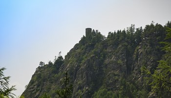 La Tornalla, vista dal ponte della Betenda La maestosità della Tornalla: un tesoro architettonico nella Valpelline